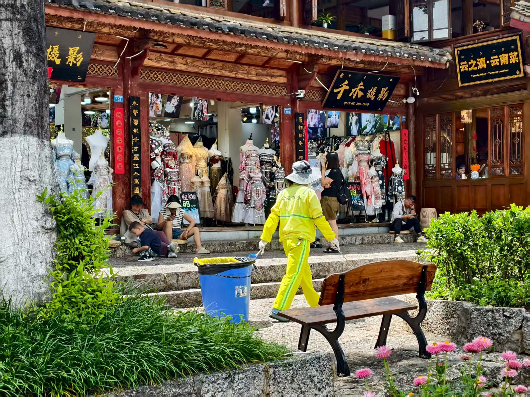 日均清运80吨垃圾 丽江古城暑期保洁强度翻倍  90余名保洁员坚守岗位护美景 (4).jpg