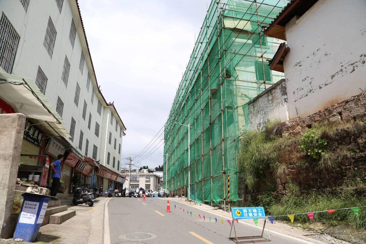 未批先建还拆承重梁柱？丽江这处违建被依法拆除4.jpg