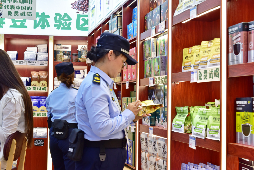 丽江古城女子巡逻队：柔肩扛起守护责 蓝装映亮旅途暖1.png