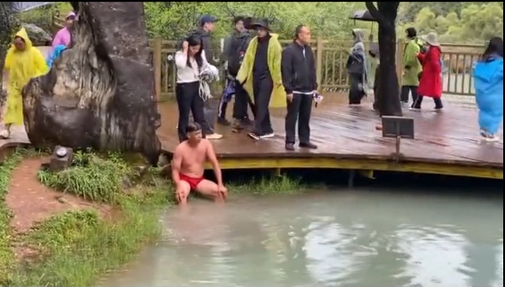 暖心接力！游客与景区工作人员联动，蓝月谷成功营救落水夫妇3.png