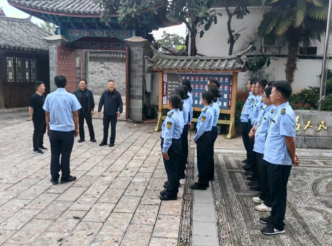 丽江古城：暑期高峰送关怀 一线坚守暖人心 (2).png