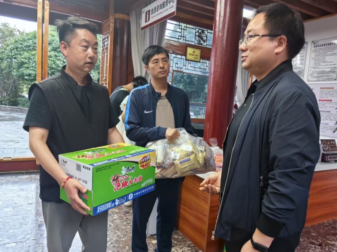 丽江古城：暑期高峰送关怀 一线坚守暖人心 (1).png