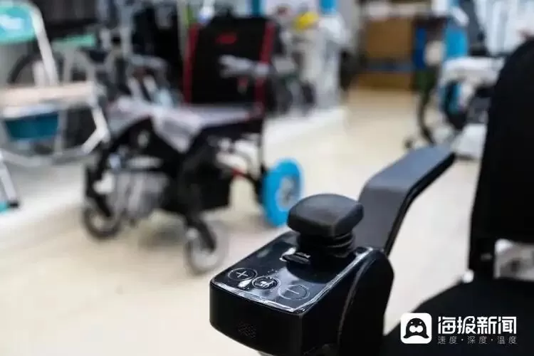 不敢在家充、怕起火：电动轮椅的安全“雷区”，谁在管？