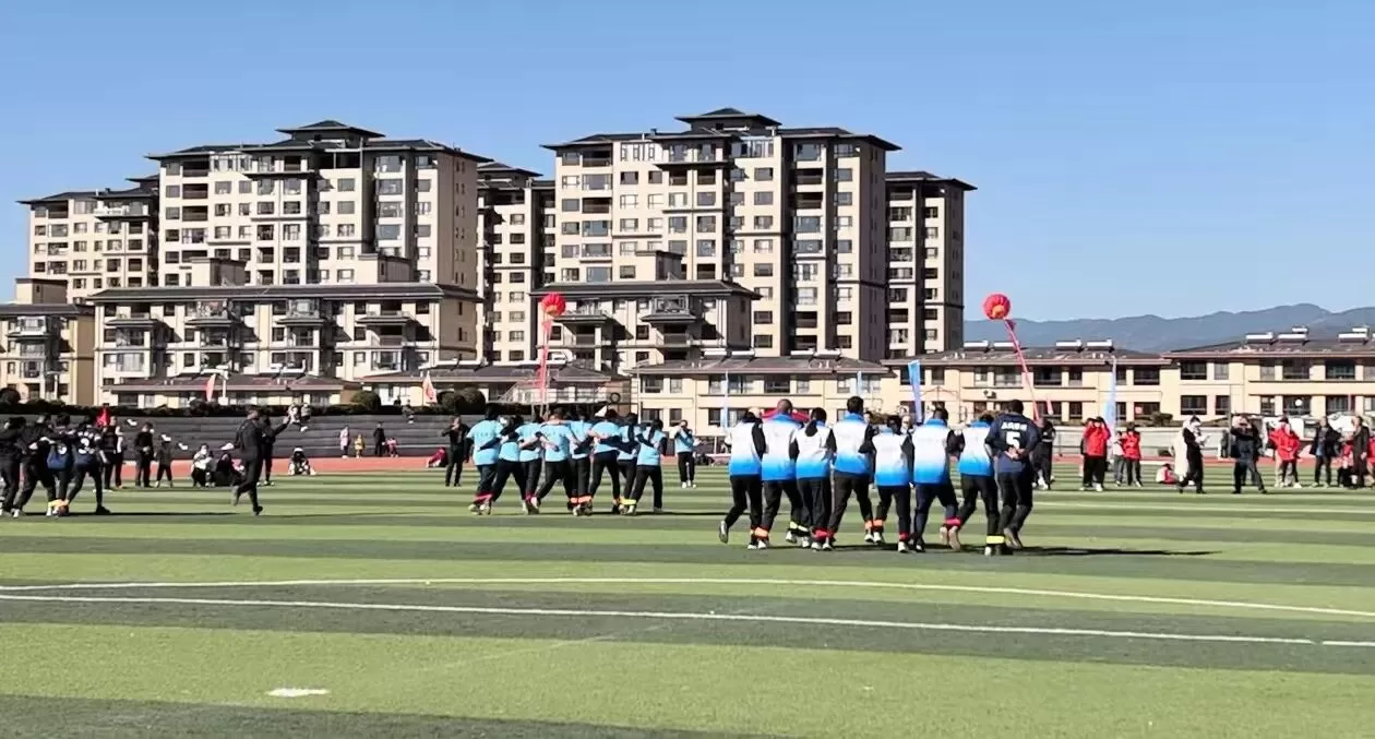 永胜县第二届职工运动会“8人9足”开赛 绿茵场见证团结力量