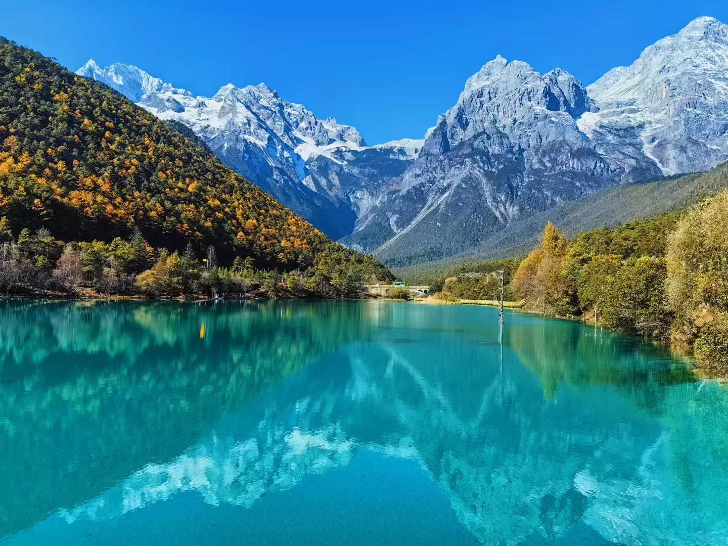 冬游丽江：蓝月谷成诗意栖息地，山水相映宛若仙境