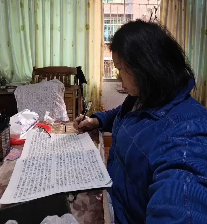 56岁阿姨以文字“滋养自我”走红 于烟火日常中打捞生活本真