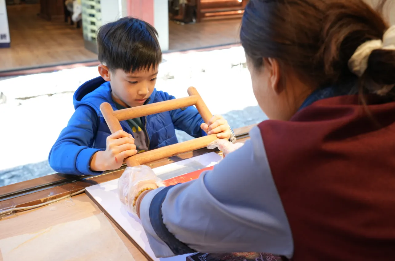 朱砂拓印、流沙冰箱贴……春节逛“丽江礼物”，把最有温度的丽江记忆带回去