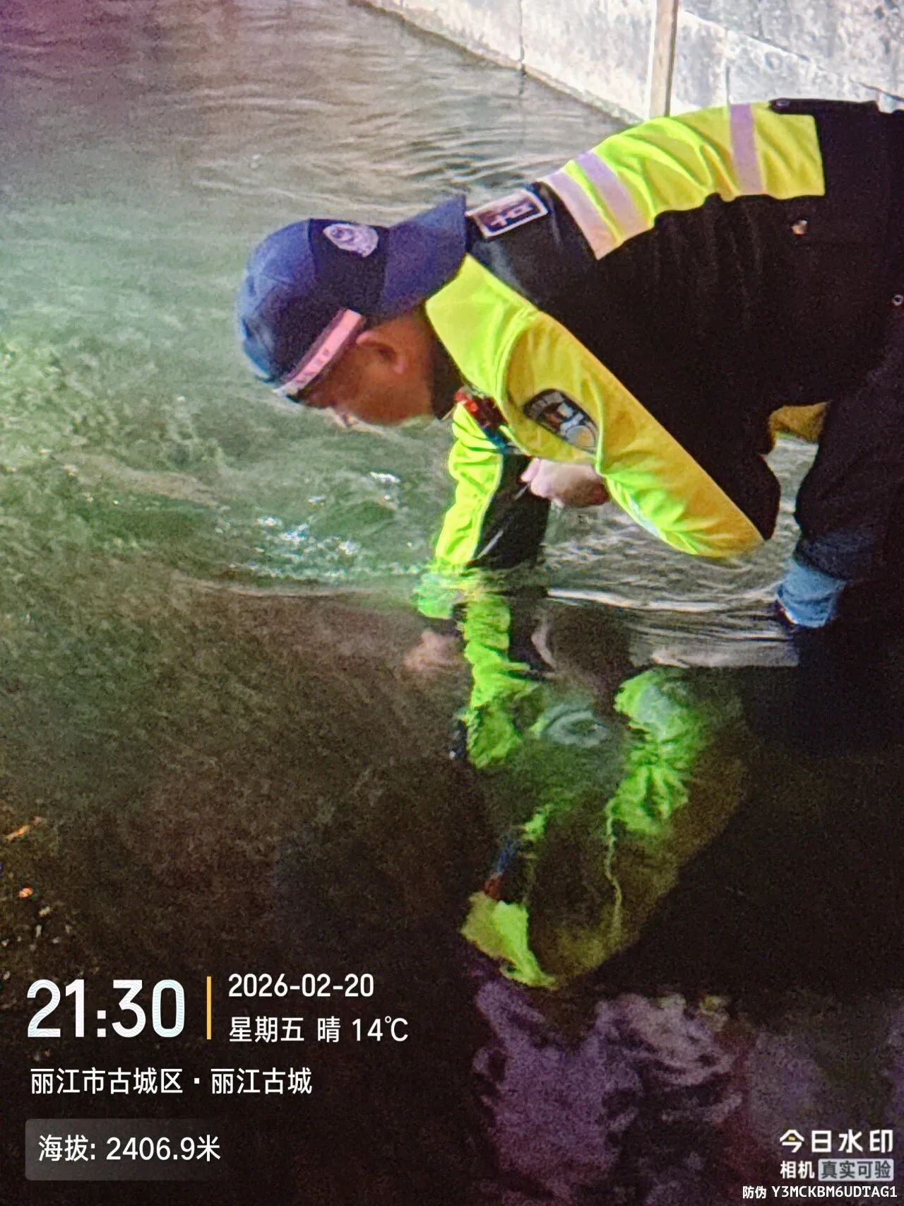 顾不上换防水裤，他直接下水！丽江这位民警，用行动诠释“人民警察为人民”