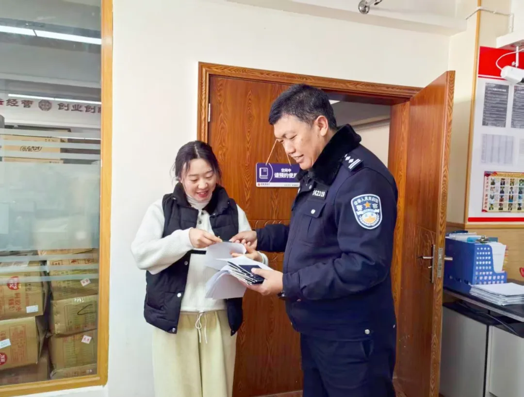 赞！古城公安上门办居住证，用“民警跑”换“员工闲” (1).jpg