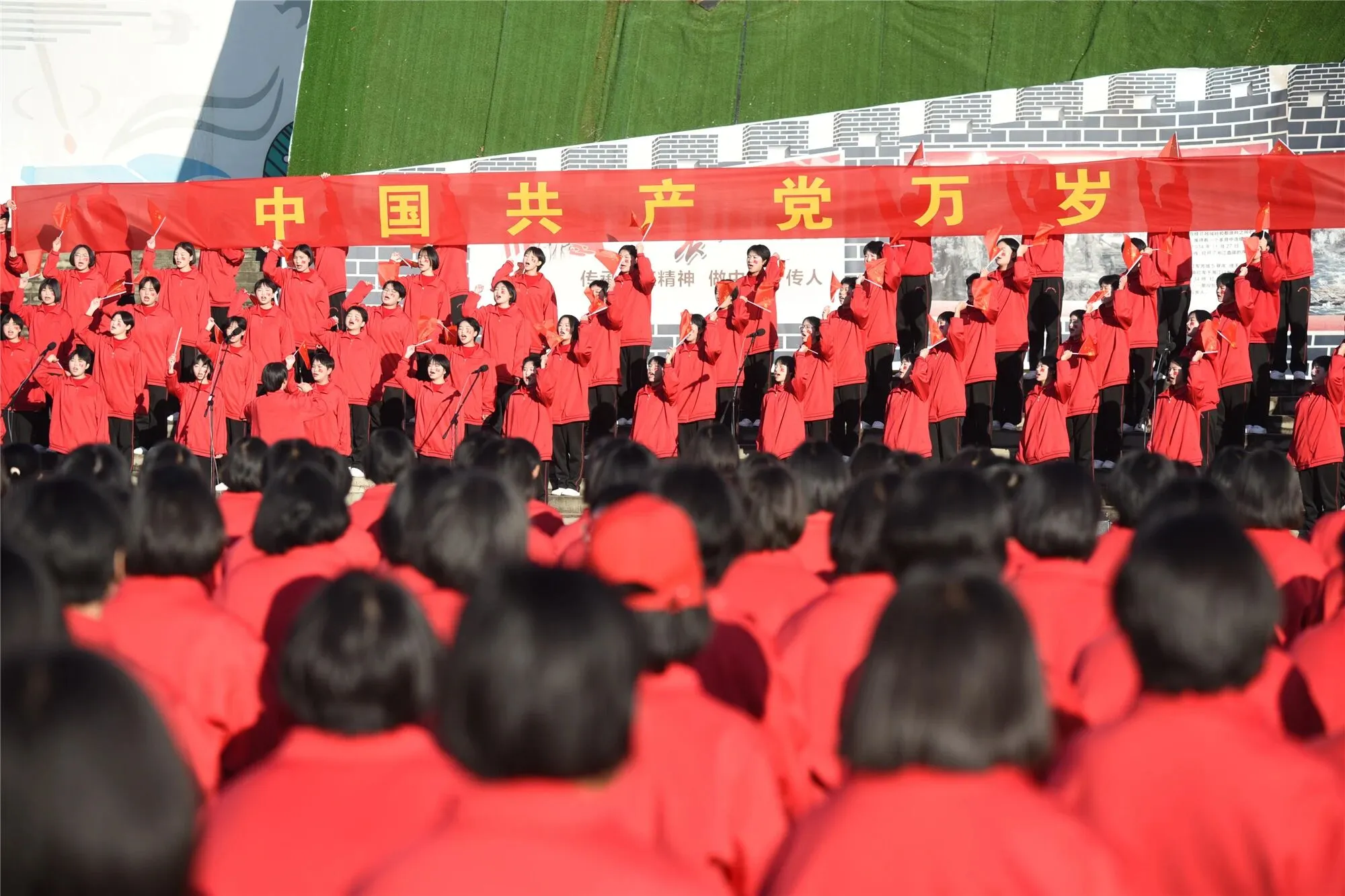 致敬榜样！华坪女高被命名为第十一批全国岗位学雷锋标兵
