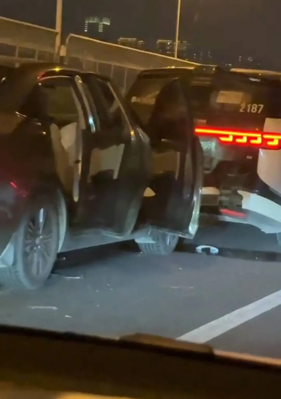 萝卜快跑集体“趴窝”：无人驾驶的安全底线，谁来守？