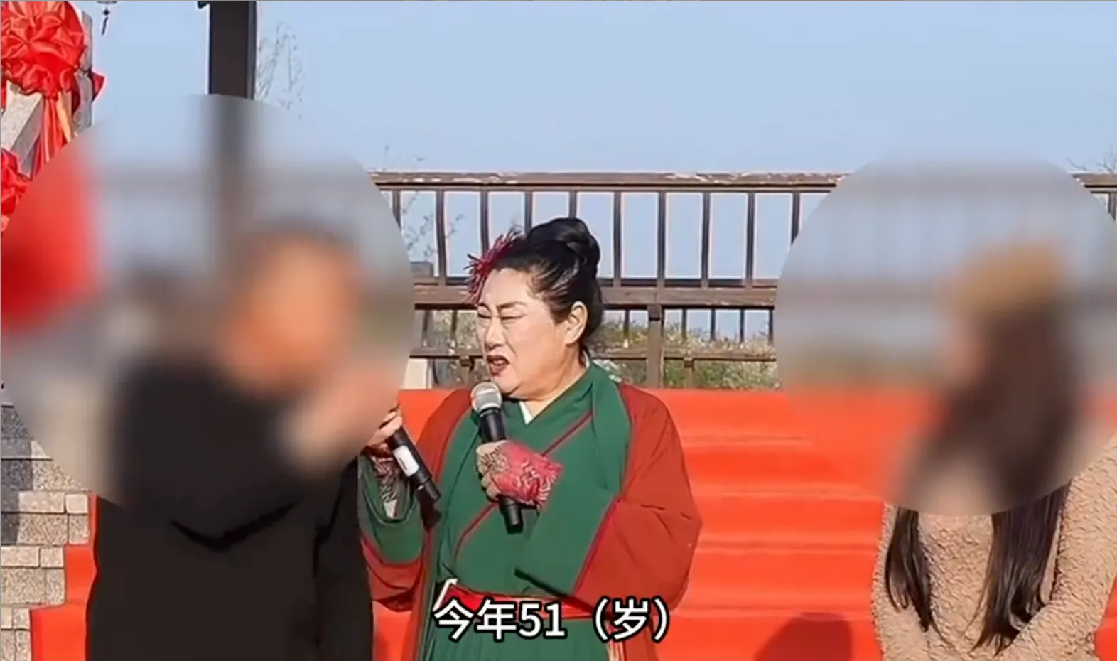 男子趁妻子上厕所上台相亲，还说要“同时认识两个女士”，你怎么看？