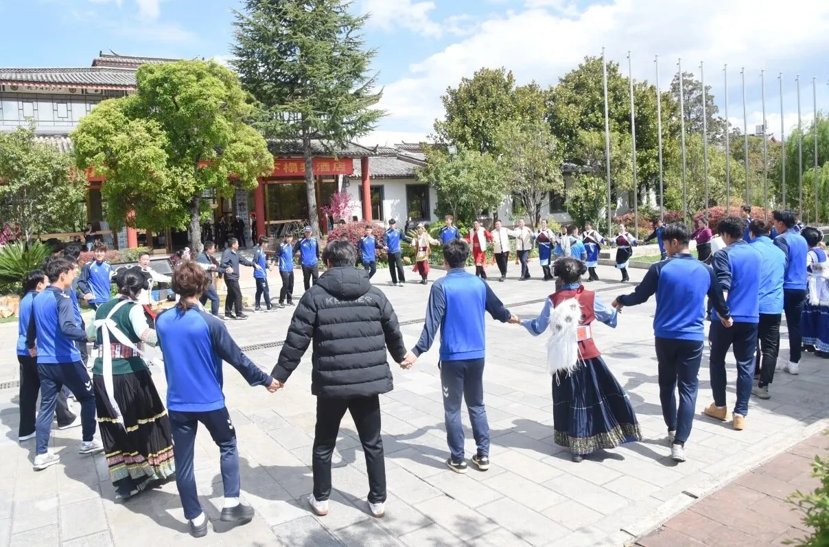 提前一周适应高原，昆明队27人抵达丽江