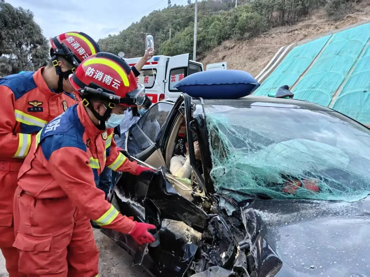 轿车撞上压路机1人被困，丽江消防成功将其救出