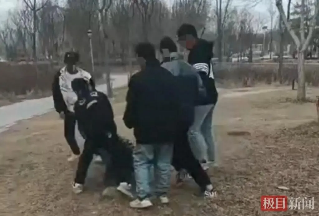 无道歉、不拘留？小学生遭 9 人围堵施暴，低龄暴力不能再 “轻拿轻放”