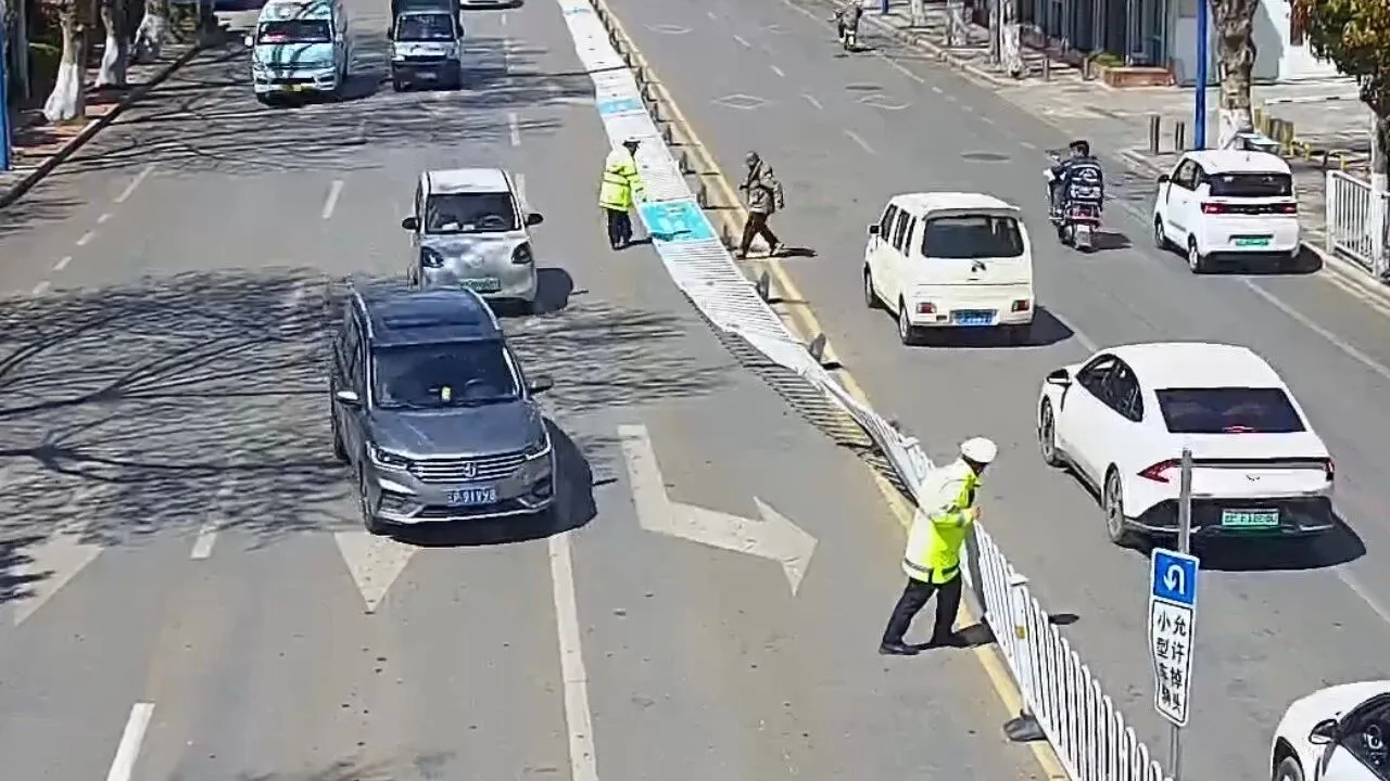 暖心！大风刮倒护栏，丽江市民自发援手，4分钟守护通行平安