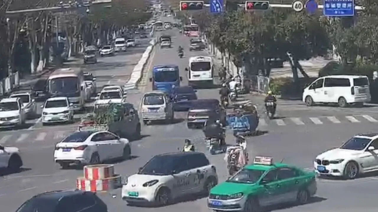 暖心！大风刮倒护栏，丽江市民自发援手，4分钟守护通行平安