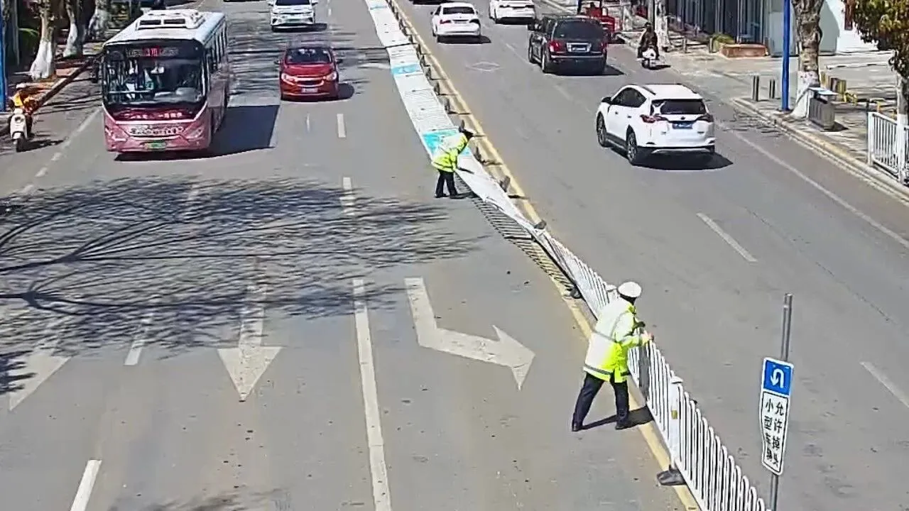 暖心！大风刮倒护栏，丽江市民自发援手，4分钟守护通行平安