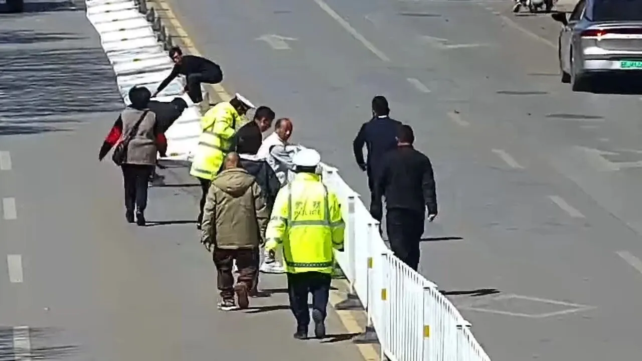 暖心！大风刮倒护栏，丽江市民自发援手，4分钟守护通行平安