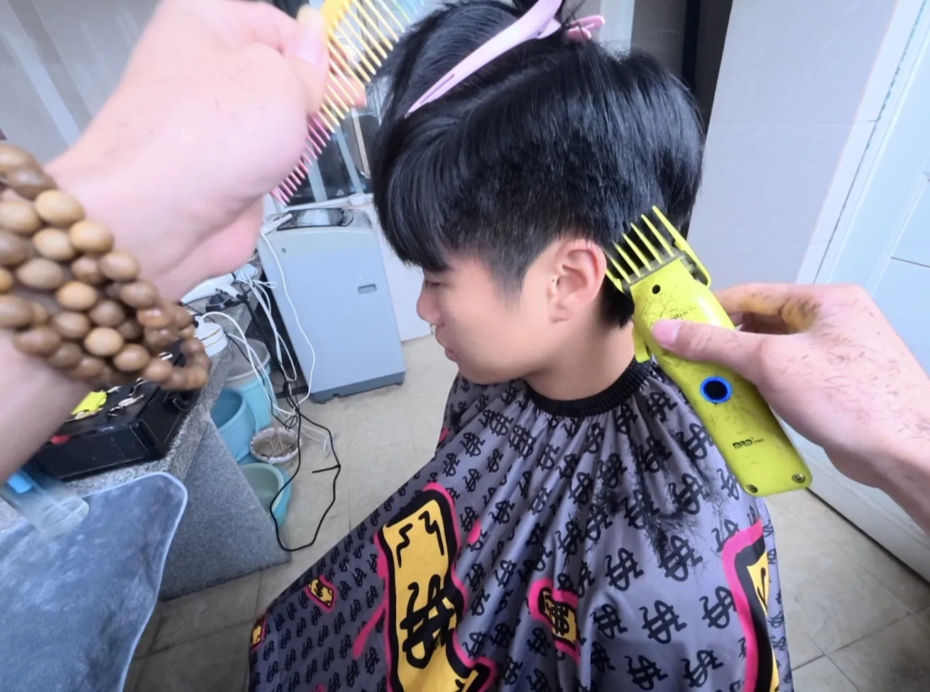 宿舍里开理发店、做美甲！大学生“上铺小老板”：是成长机遇还是校园隐患？