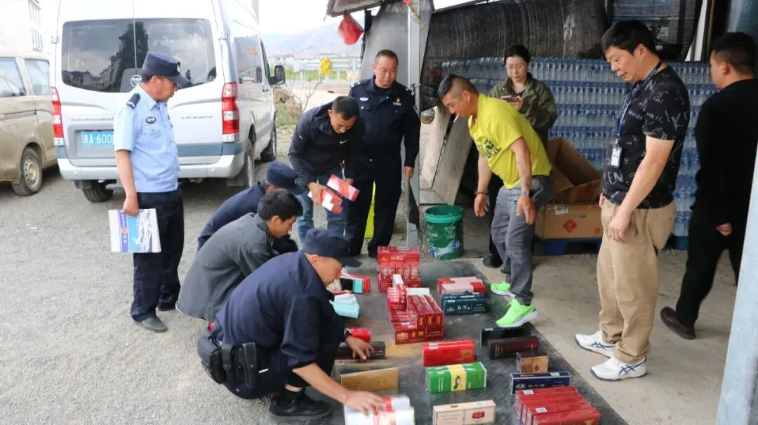 查获93条！丽江警方校园周边“扫雷”，一家超市违规售烟被“一锅端”