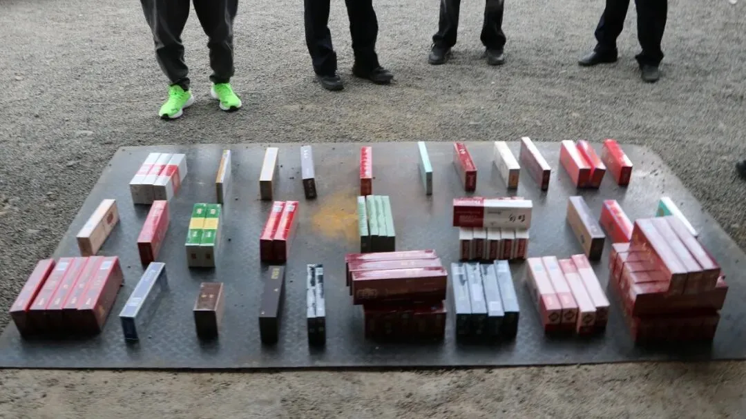 查获93条！丽江警方校园周边“扫雷”，一家超市违规售烟被“一锅端”