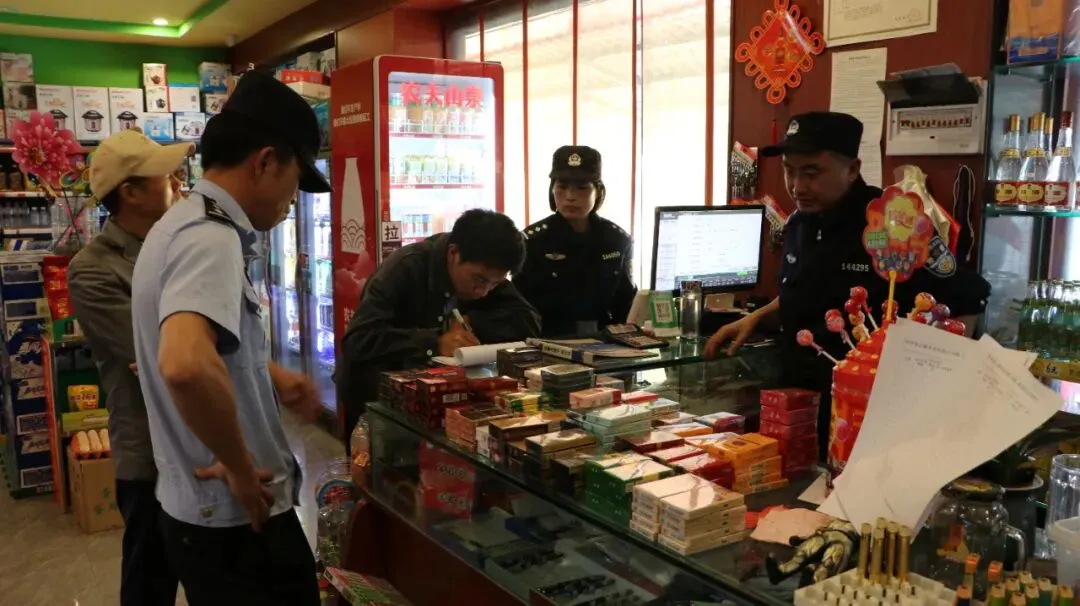 查获93条！丽江警方校园周边“扫雷”，一家超市违规售烟被“一锅端”