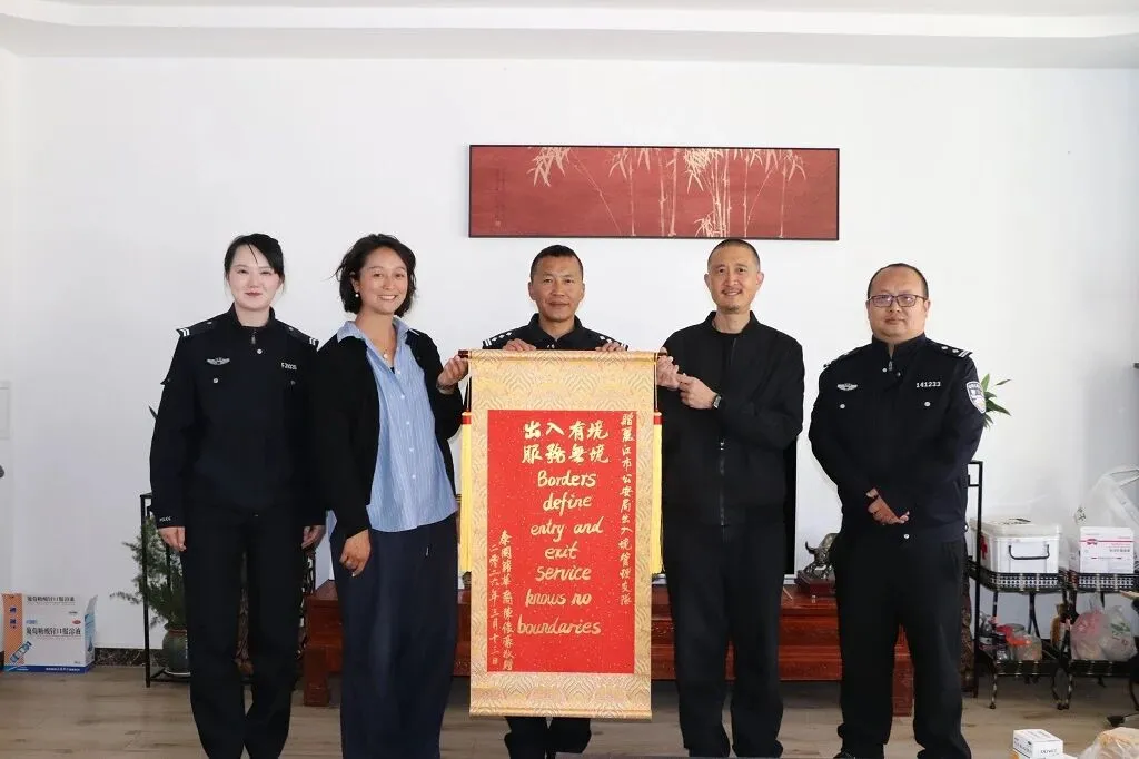不是制式锦旗！泰国籍友人手写中英双语，花式感谢丽江出入境
