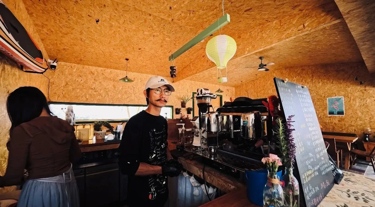 江畔咖啡香！永胜 95 后返乡青年罗逸，把日子过成诗