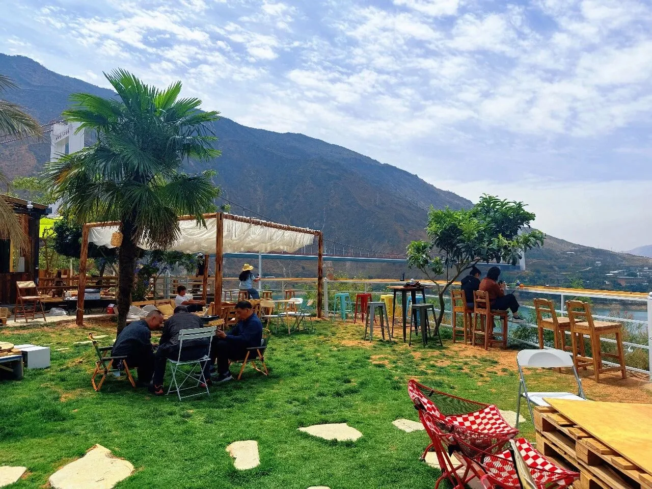 江畔咖啡香！永胜 95 后返乡青年罗逸，把日子过成诗