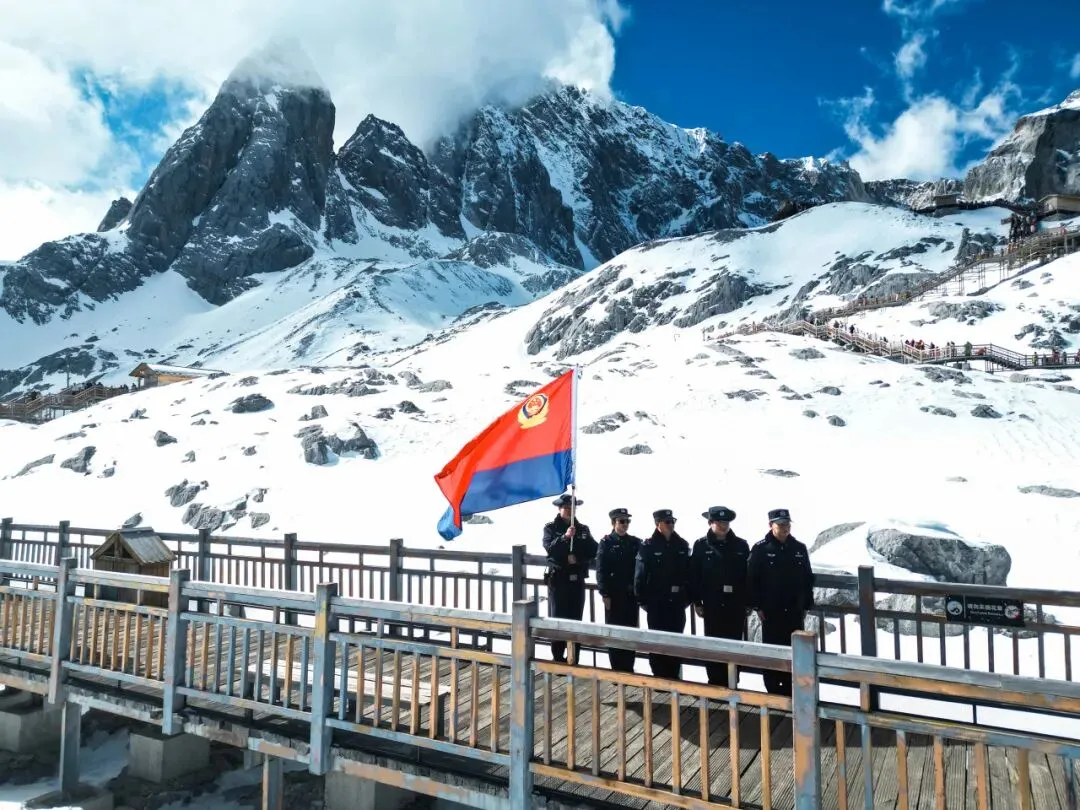 不只是雪山美景！丽江这群人，用 30 面锦旗圈粉无数游客