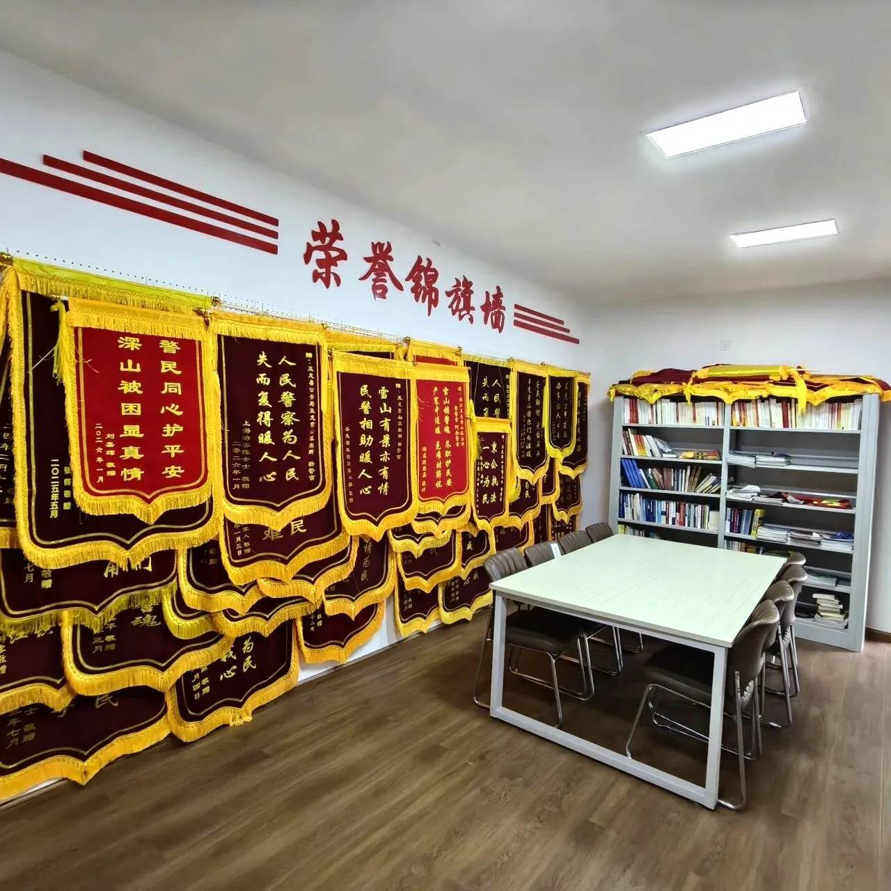 不只是雪山美景！丽江这群人，用 30 面锦旗圈粉无数游客