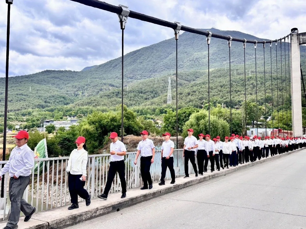 重走长征路 司法映初心 丽江两级法院百余干警追寻红色足迹践使命