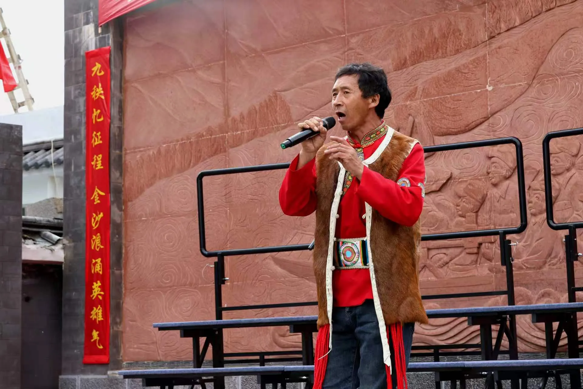 红军长征过丽江90周年专场演出在石鼓开演 红色旋律点燃金沙江畔