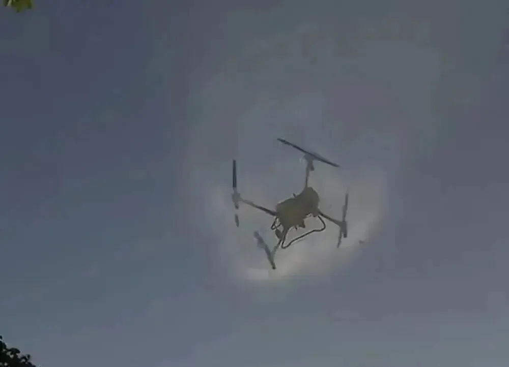 景区无人机违规喷药引争议 规范飞行监管势在必行