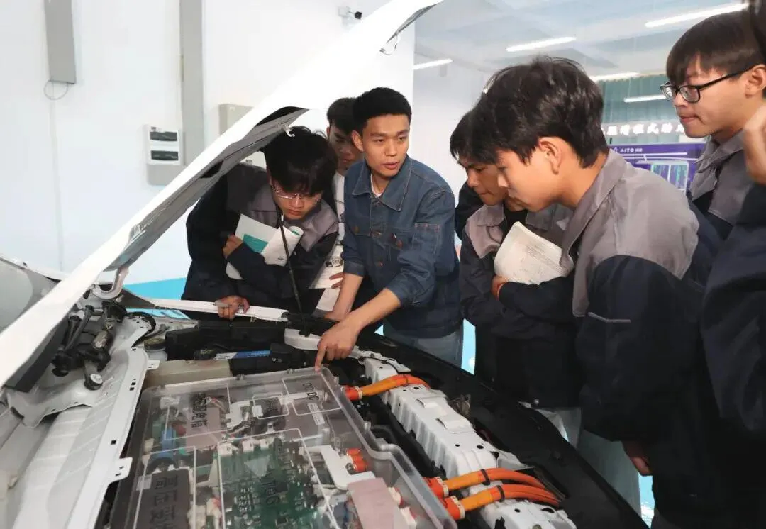 云南“家门口”就业：挣钱顾家两不误，稳稳幸福在身边