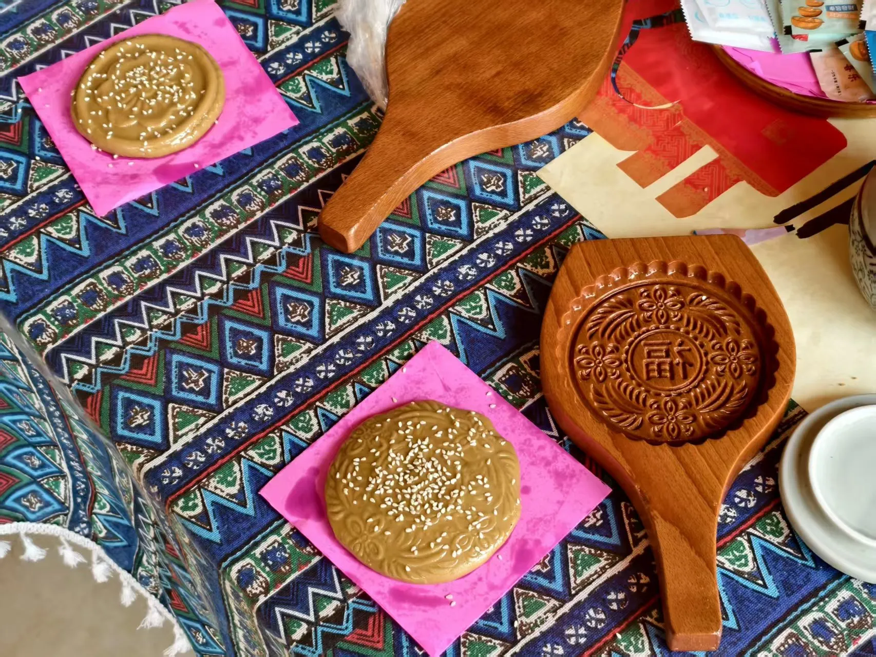 五一来丽江“做一天纳西人”，揉喜饼、写东巴文 解锁非遗慢生活