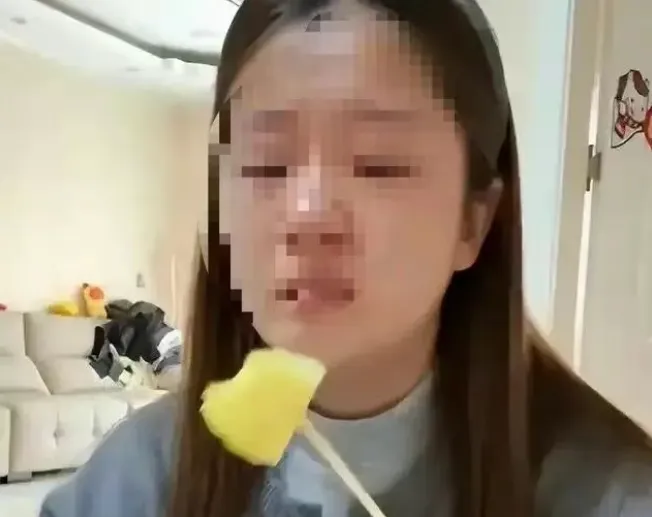 离谱！女子摆拍“孕吐买200元水果被骂流产”，平台打假后，危害远未结束