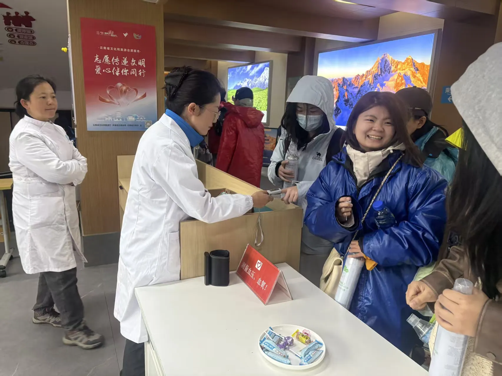 您赏雪山美景，我做贴心服务——玉龙雪山志愿者温暖五一假期