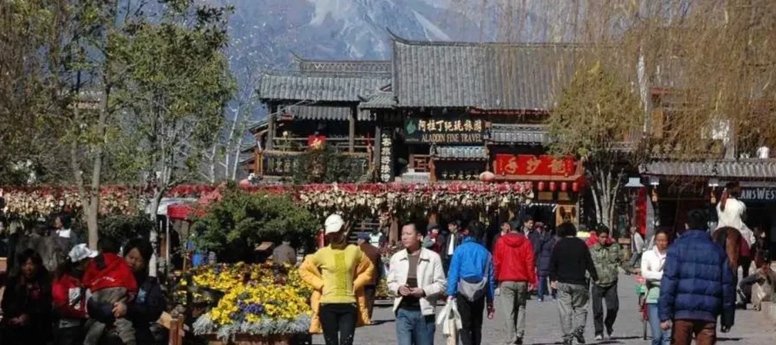 五一“打卡”丽江古城：阴天也挡不住热情，中外游客共赴诗和远方