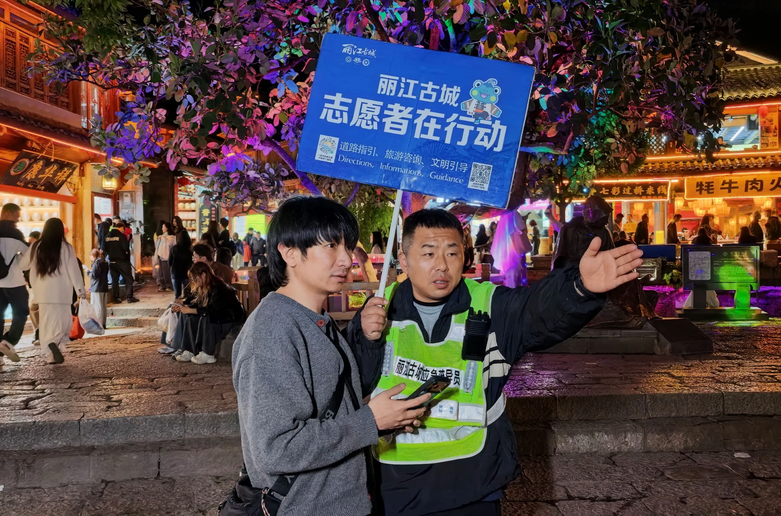 五一“打卡”丽江古城：阴天也挡不住热情，中外游客共赴诗和远方