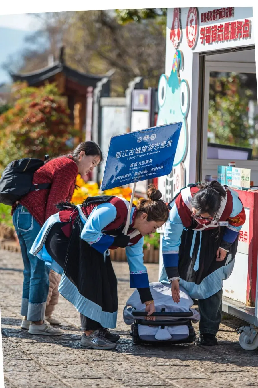 丽江古城“五一”假日热闹出圈，背后藏着一群可爱守护者！