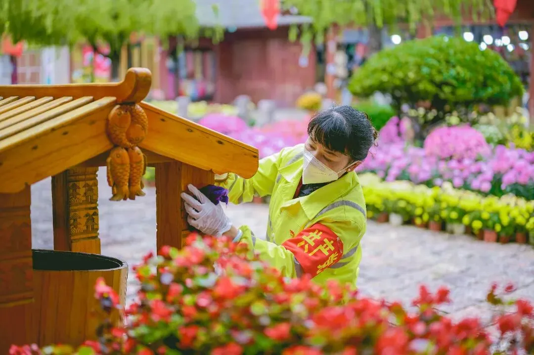 丽江古城“五一”假日热闹出圈，背后藏着一群可爱守护者！