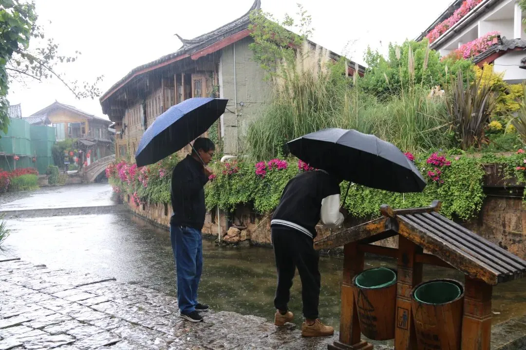 丽江古城“五一”假日热闹出圈，背后藏着一群可爱守护者！