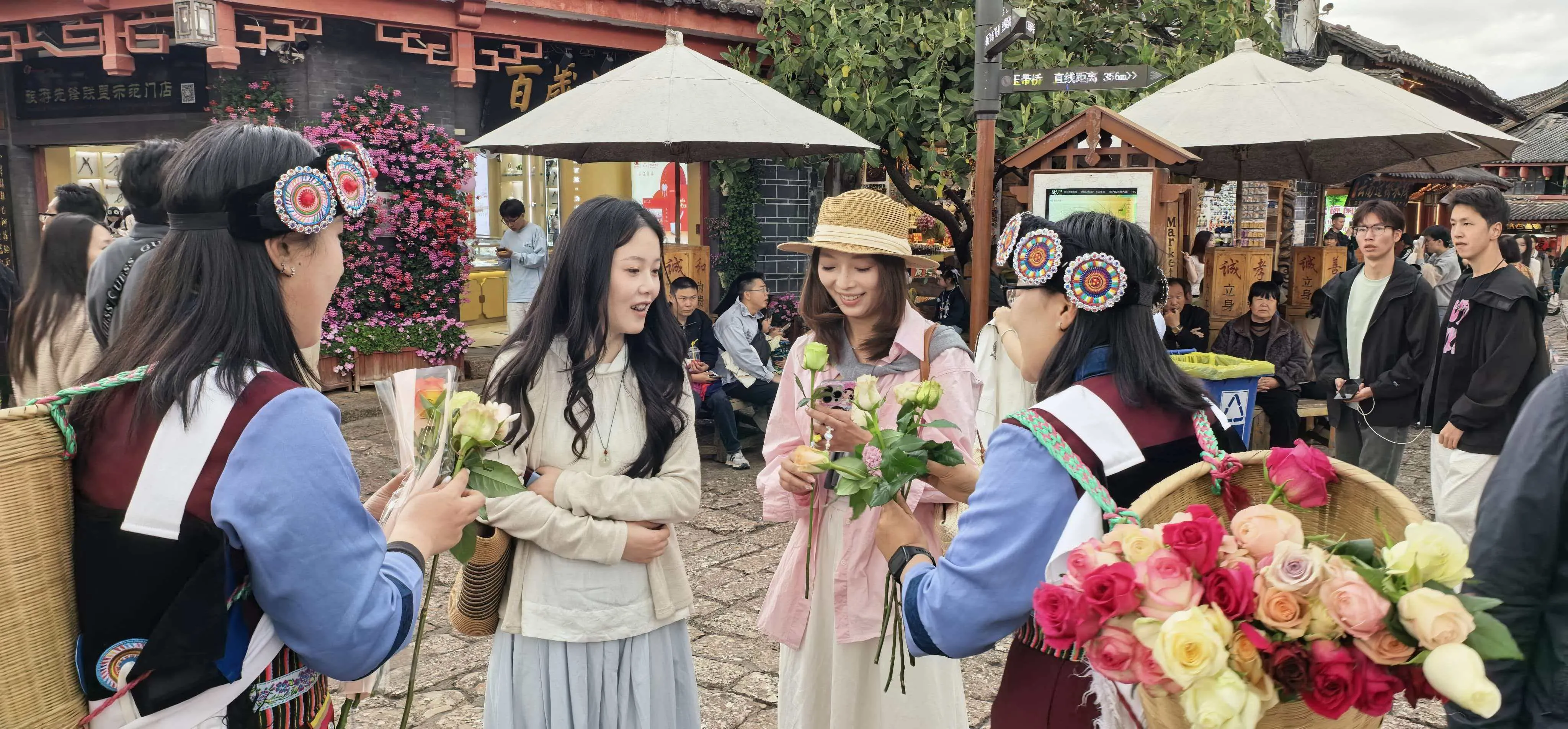 丽江古城太懂浪漫！五一赠花又送姜茶，游客：被古城狠狠圈粉