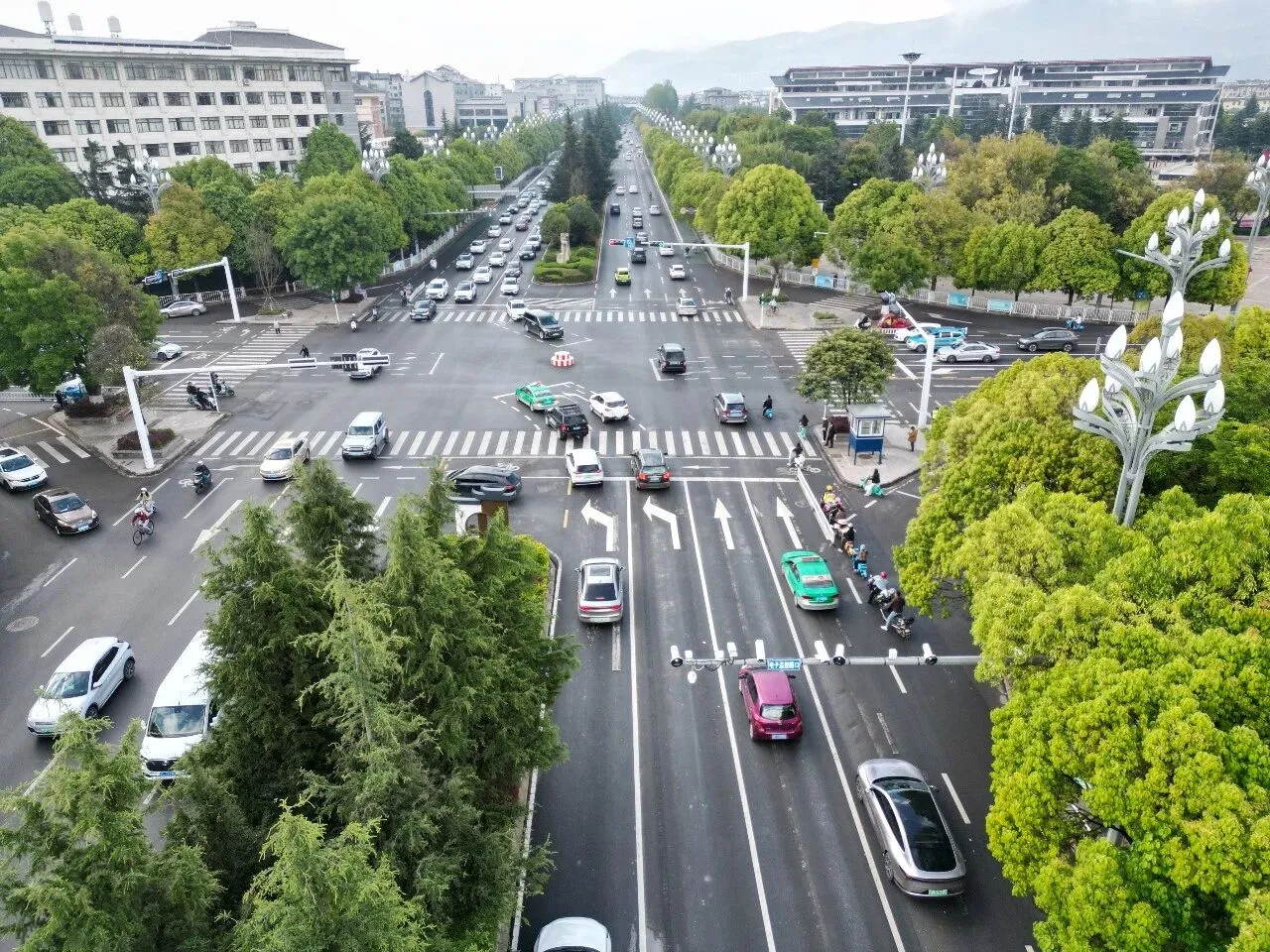 丽江城区这个路口变了，3车道改4车道，左转车道增至两条