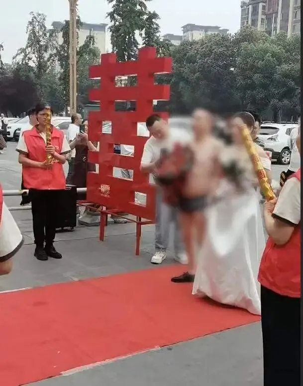 低俗婚闹莫让喜庆变闹剧 守住尊重底线方显婚礼本意