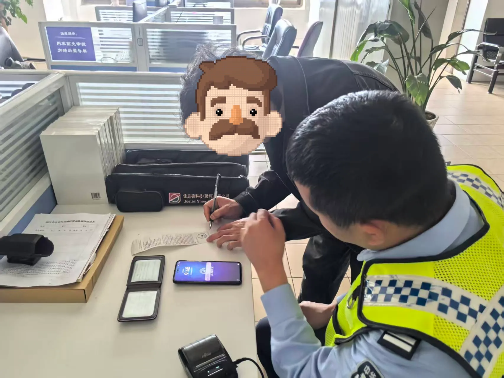客运大巴强行超车被市民拍下举报，丽江交警：罚款记分，约谈企业
